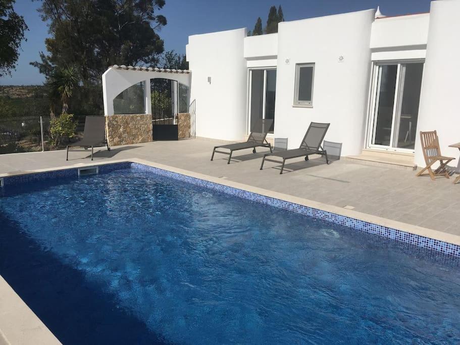 阿尔坎塔里利亚Villa Luisa with private pool and amazing views的房屋前的游泳池