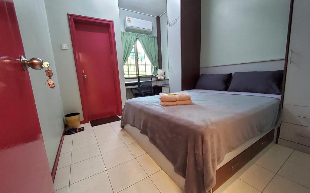 普特拉贾亚Putrajaya Transit Romestay的一间卧室配有一张床,上面有两条毛巾