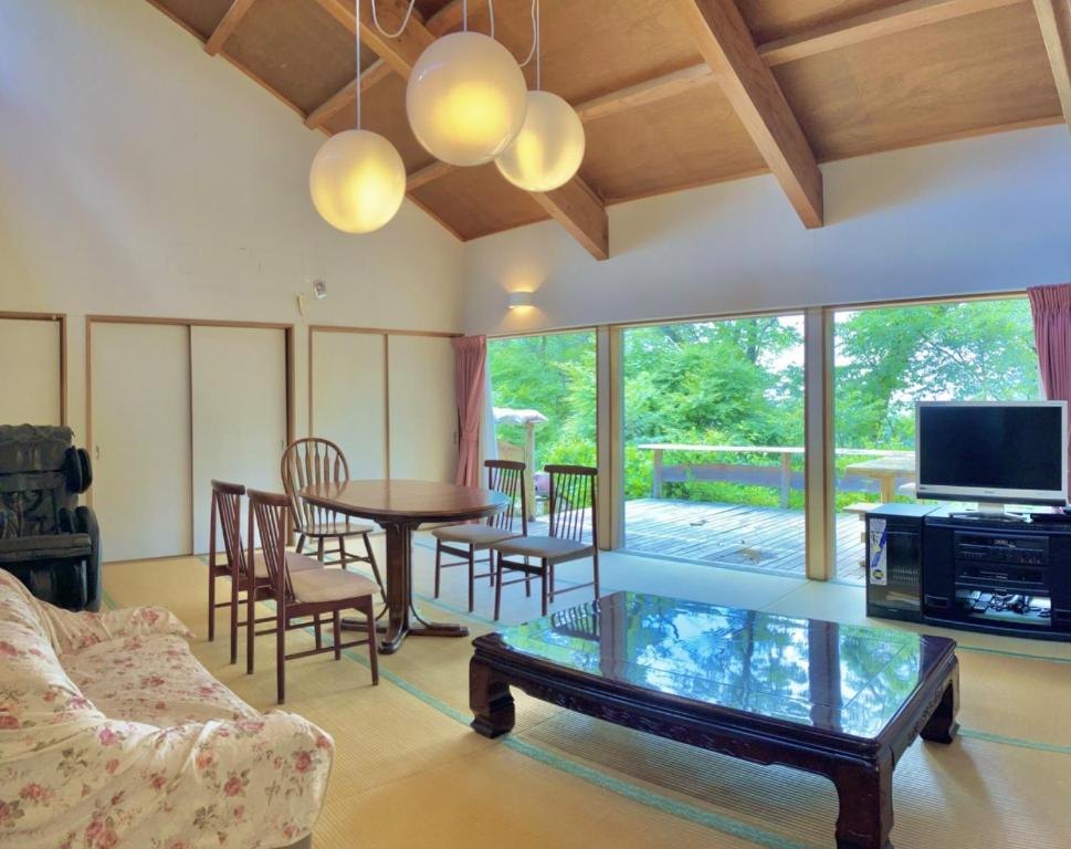 KasamaKiyo's Gokokuen "Tatsumado" - Vacation STAY 06870v的客厅配有咖啡桌和电视