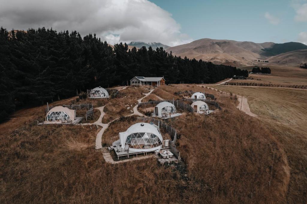 Kurow山谷景观露营旅馆的山丘上一组圆顶的空中景观