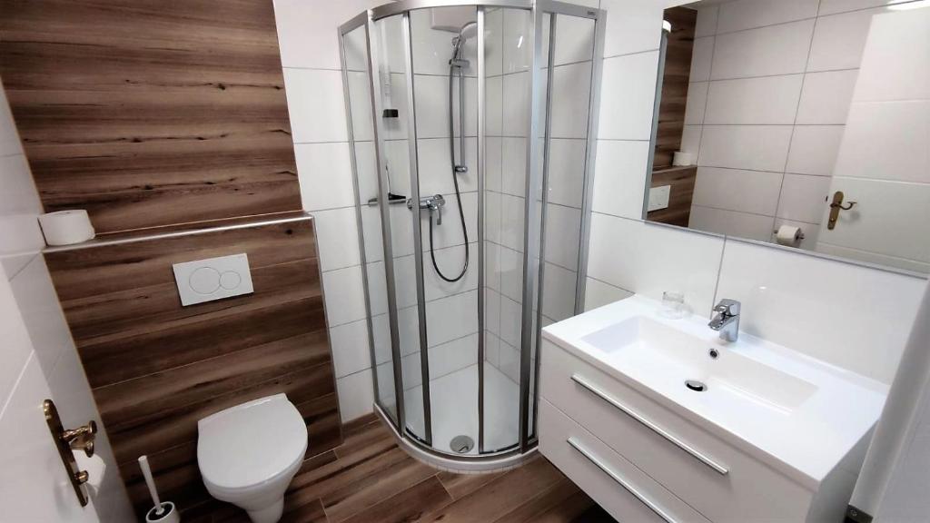 施泰尔Motel Maria的带淋浴、盥洗盆和卫生间的浴室