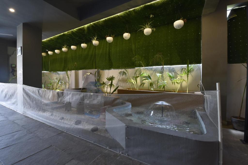 乌代浦White Town By Ashoka Group的浴室设有喷泉,墙上种植了植物