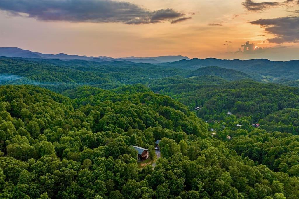 赛维尔维尔Panorama Mountain View Cabin, Less than 10 miles from Gatlinburg and Dollywood, Dog Friendly, 6 Bedrooms Sleeps 17, Fire Pit, HotTub, Washer Dryer, Fully loaded Kitchen, GameRoom with a TV, Pool Table, Arcade, Air Hockey, and Foosball的绿色树林的空中景观