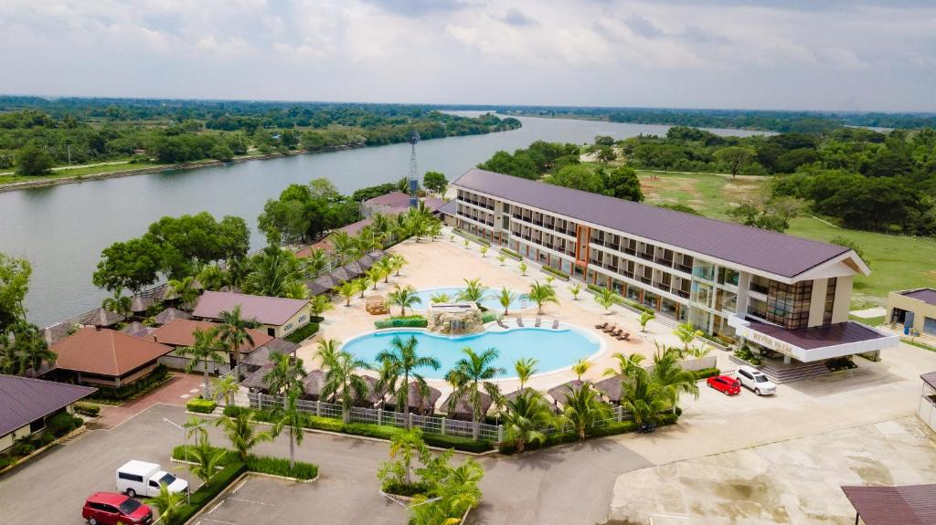 BugallonRiver Palm Hotel and Resort powered by Cocotel的享有带游泳池的度假村的空中景致