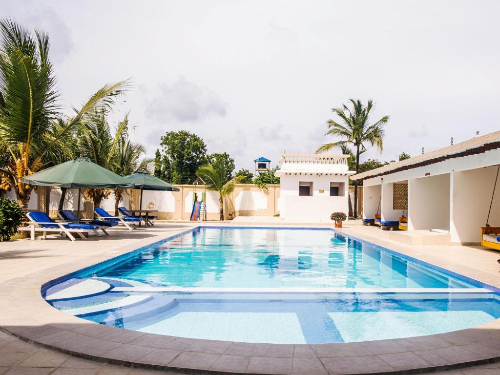 迪亚尼海滩Uhai Vacations的度假村别墅内的游泳池