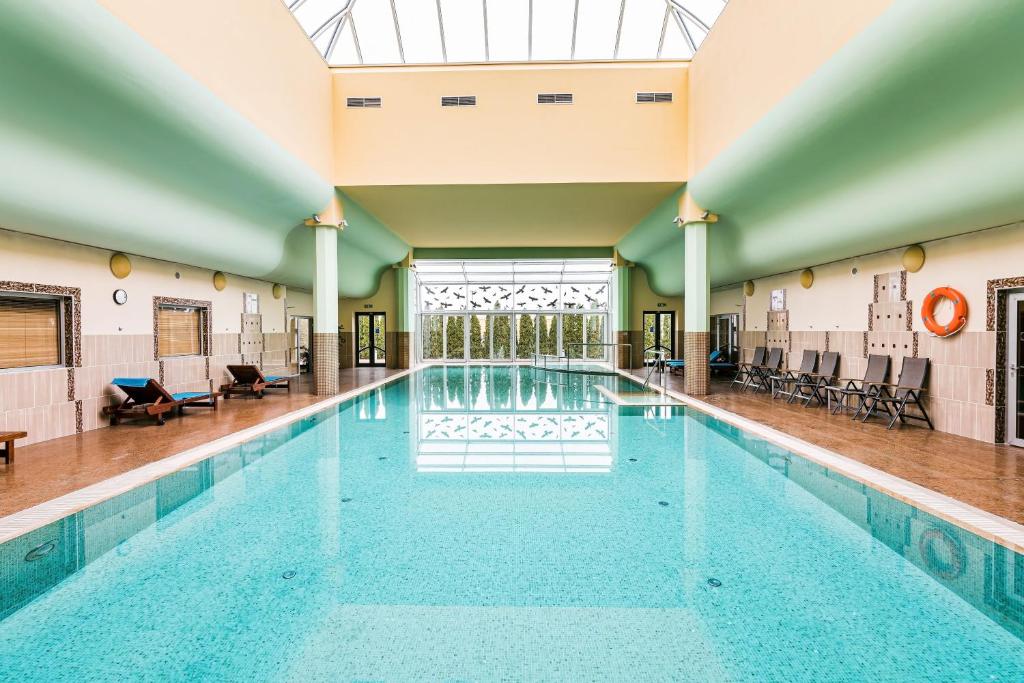 赫瓦洛沃埃斯萨凡纳酒店的一座带天花板的大型游泳池