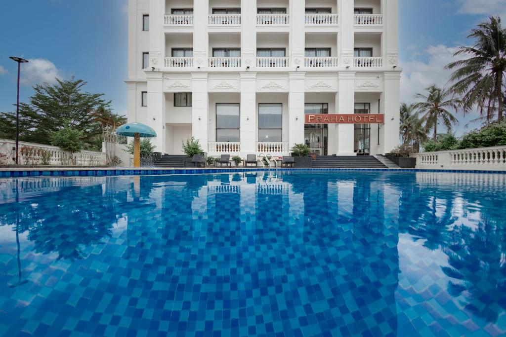 富国布拉格酒店的酒店前的游泳池