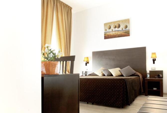 罗马罗马度假村酒店的一间卧室配有一张床和一个梳妆台