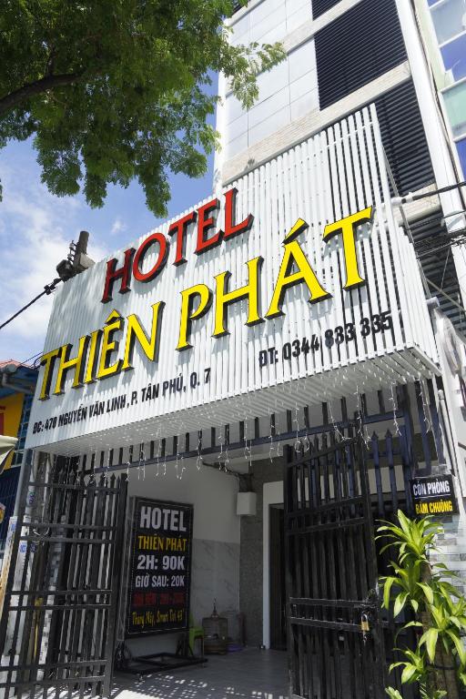 胡志明市Thiên Phát Hotel - SECC的他们在大楼前读书的标志