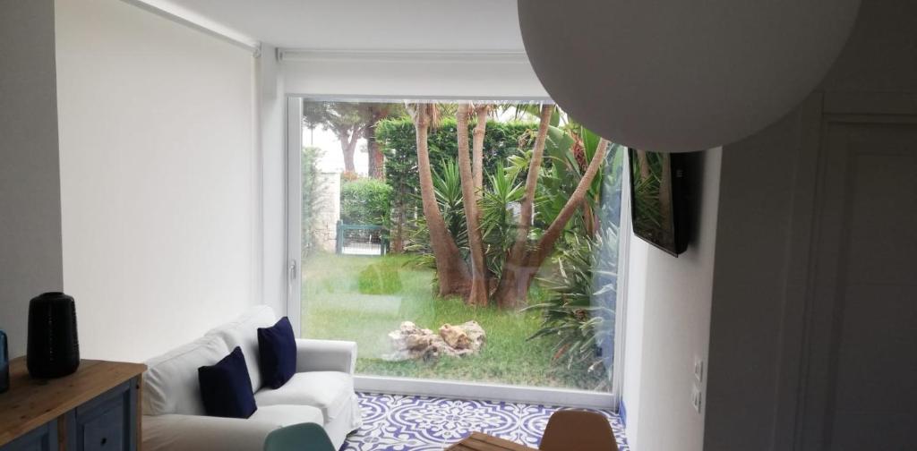 切萨雷奥港Villa Turchina的客厅配有白色沙发和窗户