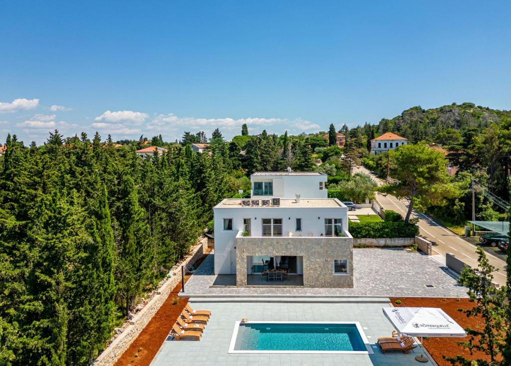 Donje SeloVilla Molaris的享有带游泳池的房屋的空中景致