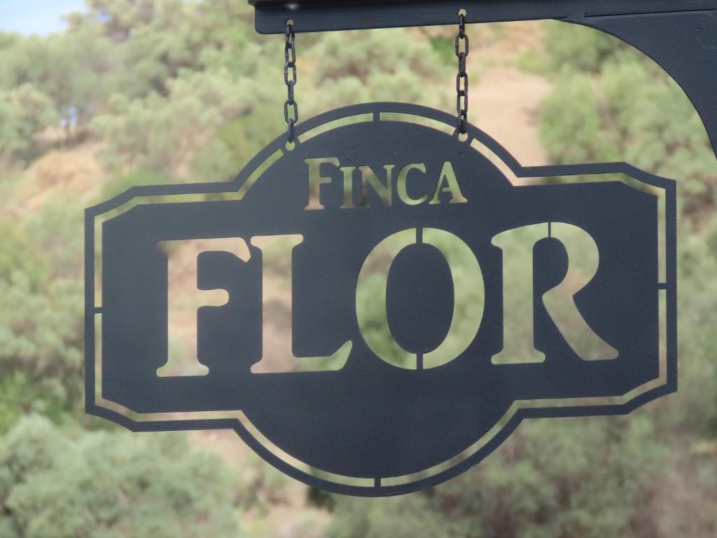 卡尼利亚斯-德阿尔拜达Finca Flor的挂在链子上的消防部门的标志