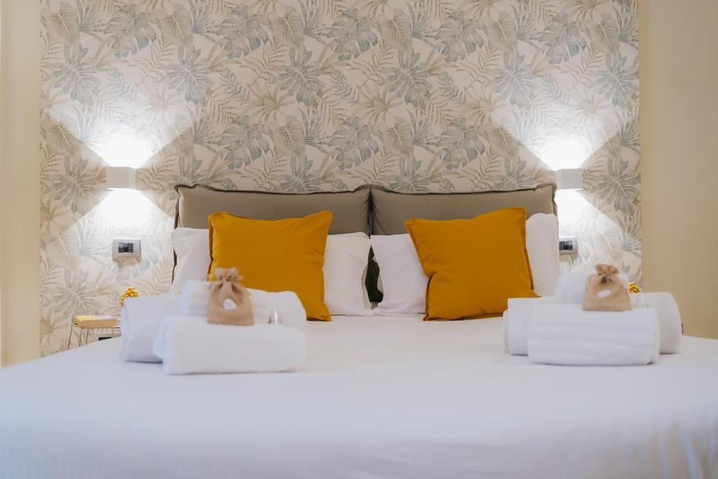阿格里真托Il Meraviglioso Mondo di Amélie的一间卧室配有白色床和黄色枕头