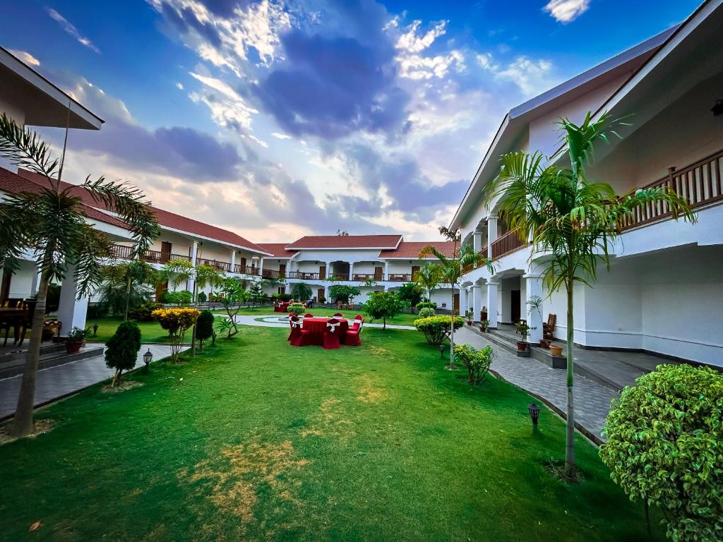 奇旺Hotel Earth Light Sauraha的一座酒店庭院的图象