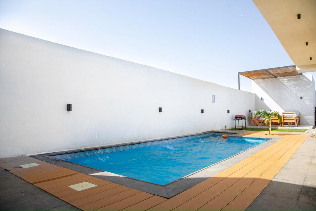 吉达شاليهات المرفأ Almarfa Resort的一座建筑物中央的游泳池