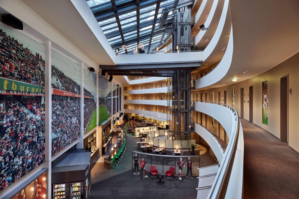 勒沃库森Lindner Hotel Leverkusen BayArena, part of JdV by Hyatt的球场内景与人群