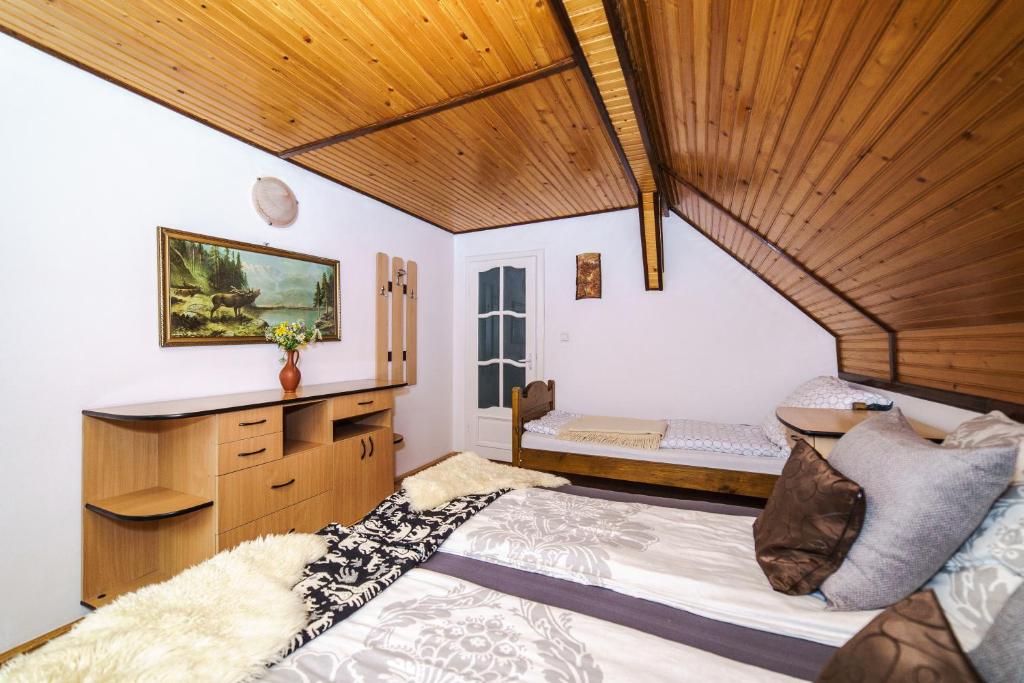 BogaCabana Valea Rea, Boga的一间卧室设有一张大床和木制天花板