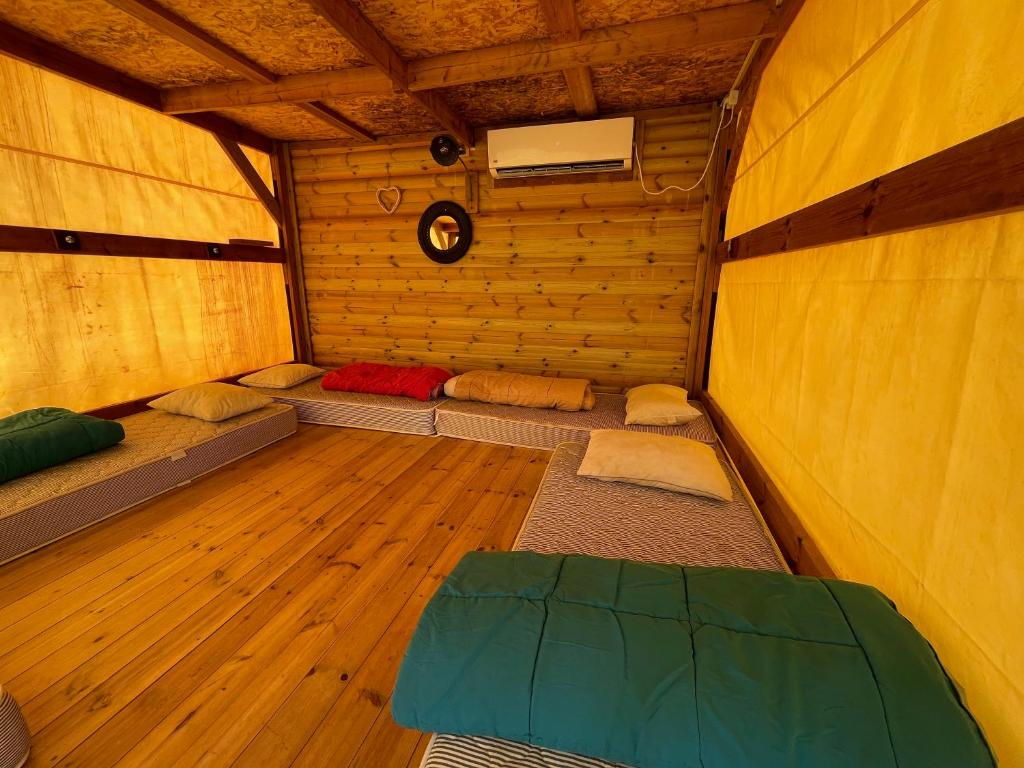 基布兹恩戈蒂恩哥迪旅舍的木制客房内的四张床