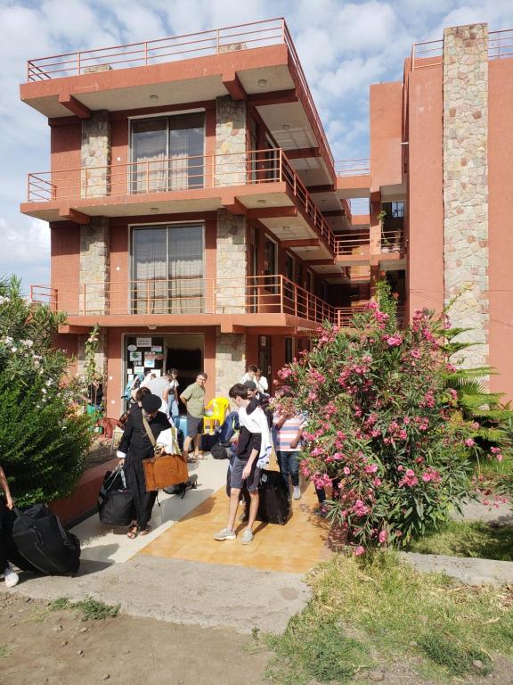 拉利贝拉Zan-Seyoum Hotel - Lalibela的一群人站在建筑物外