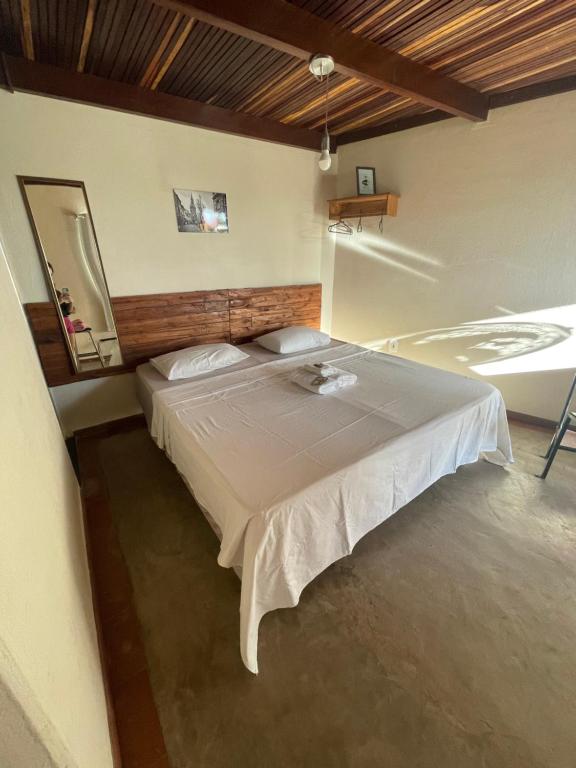 塞蒂拉瓜斯Kitnet - Apart Hotel 2的一间卧室,卧室内配有一张大床