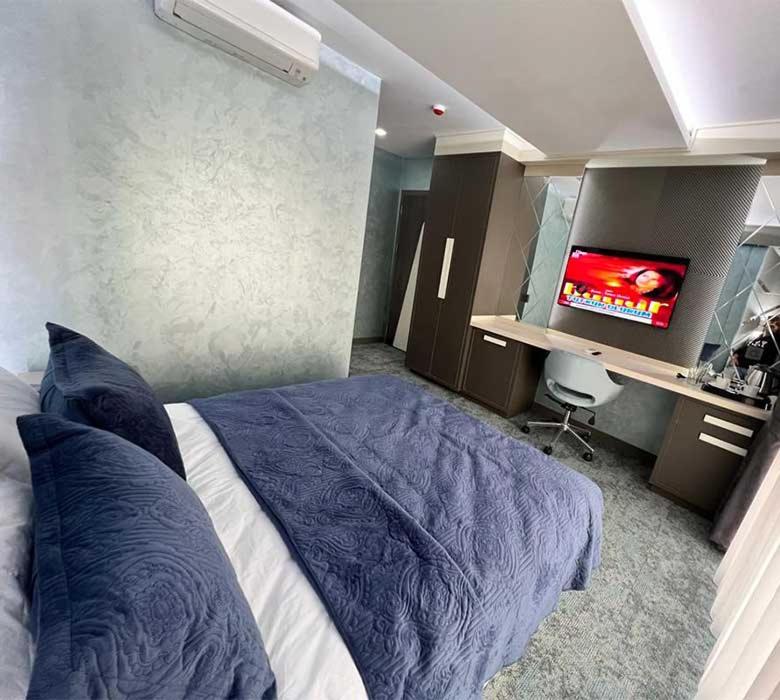 伊斯坦布尔Forever 21 Hotel的一间卧室设有一张床,配有电视