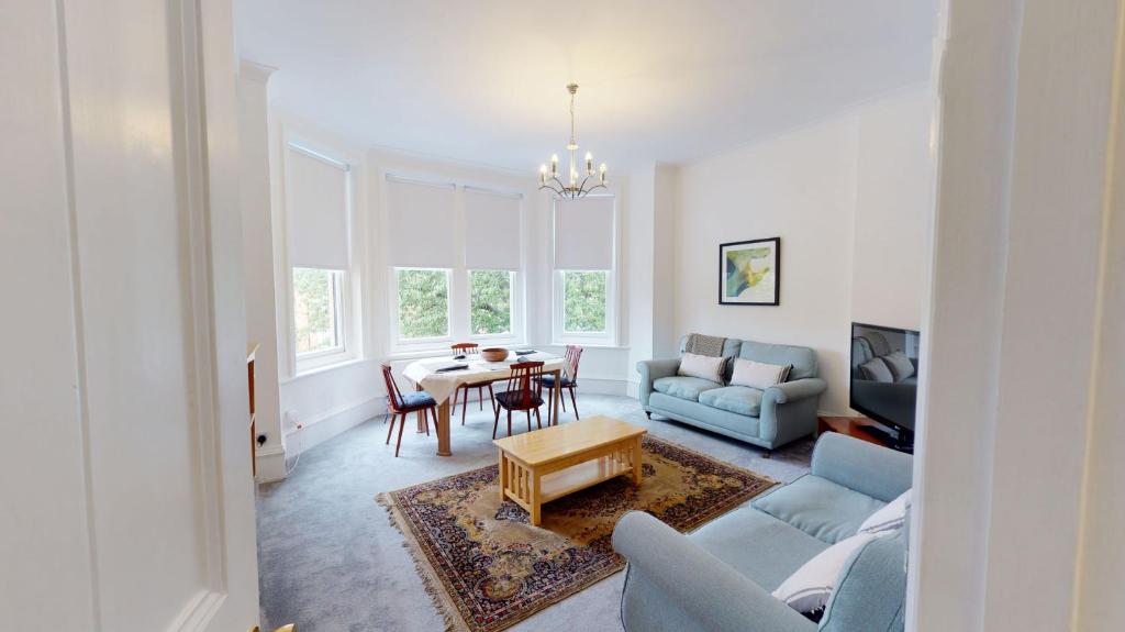 牛津The Bardwell的客厅配有蓝色的沙发和桌子