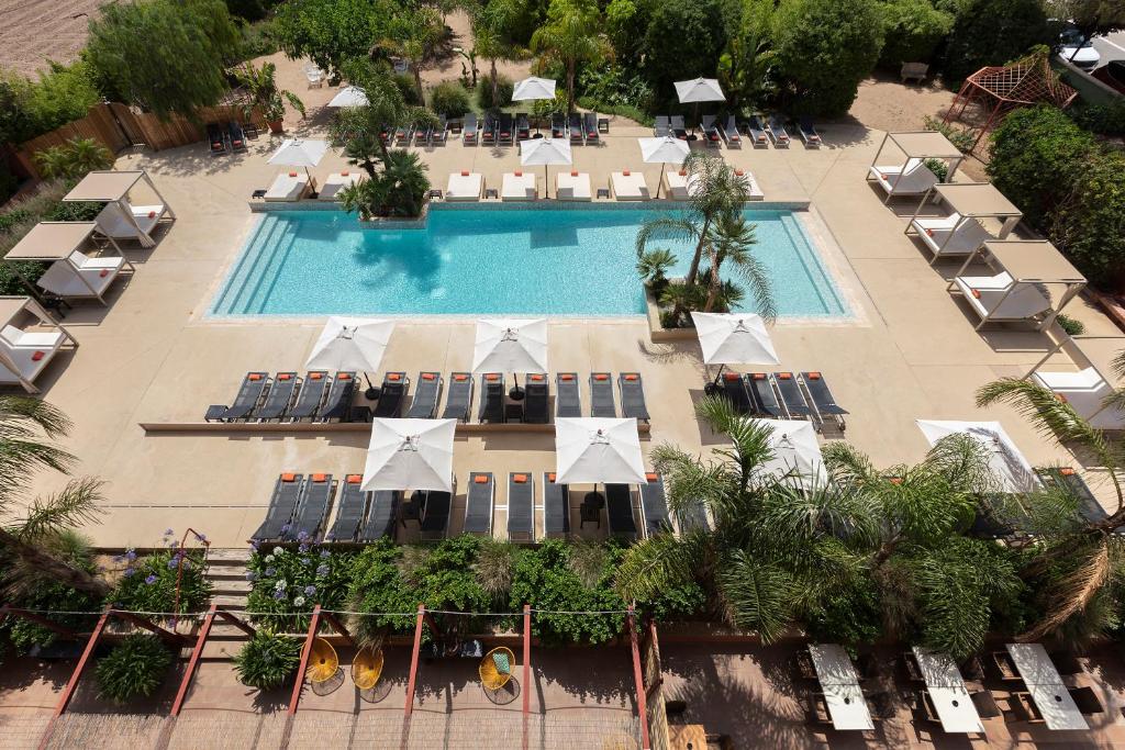 马尔格莱特德玛Luna Park Hotel Yoga & Spa的享有度假村游泳池的顶部景致