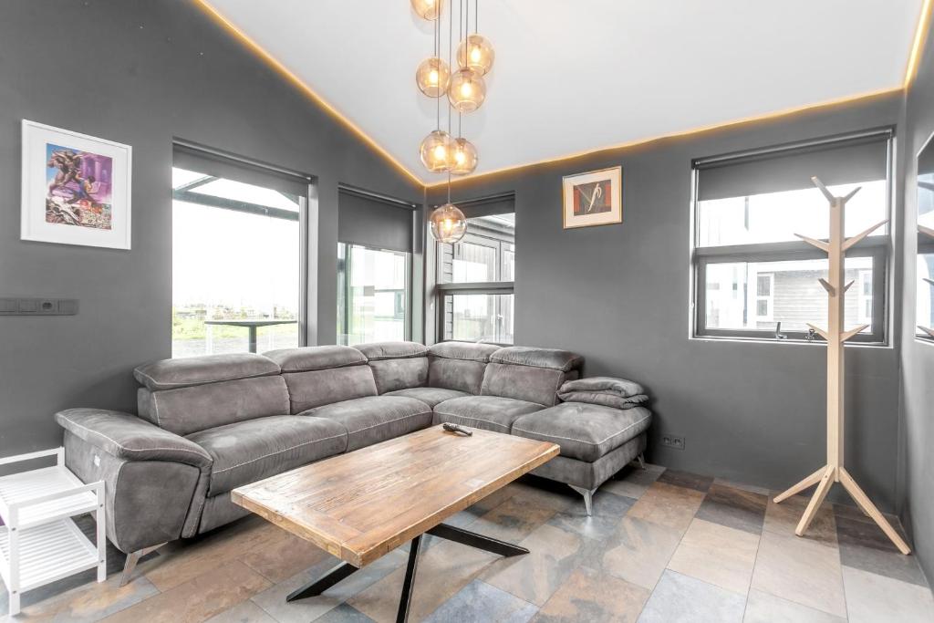 塞尔福斯Selfoss Modern Cabins的带沙发和木桌的客厅