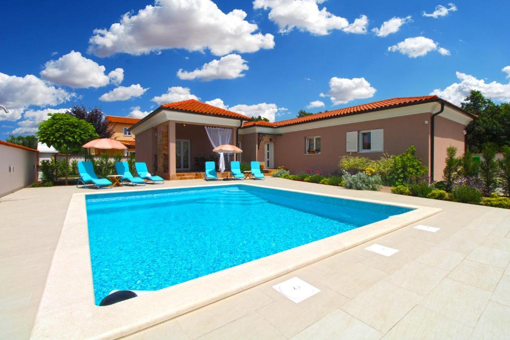 普拉Villa Olgica 2269的别墅后院的游泳池