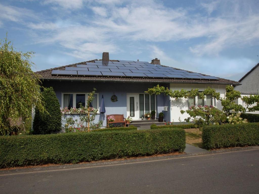 Üxheim塞斯特黑姆公寓的屋顶上设有太阳能电池板的白色房子