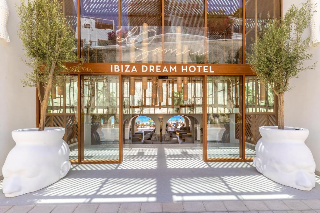 圣胡安包蒂斯塔El Somni Ibiza Dream Hotel by Grupotel的建筑前有两只白花瓶的酒店