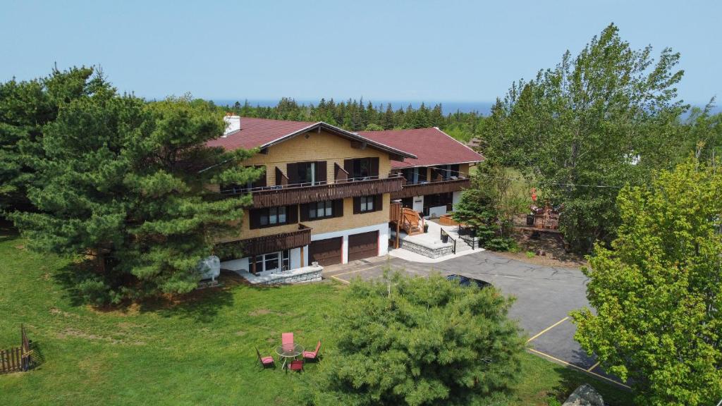 MiddletonEdelweiss Inn Nova Scotia的享有大房子空中美景,设有庭院