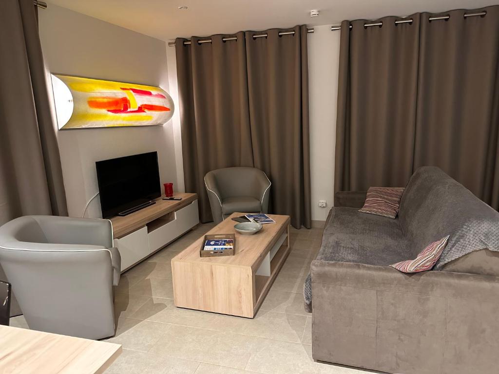 圣热尔韦莱班Residencecalou的带沙发和电视的客厅