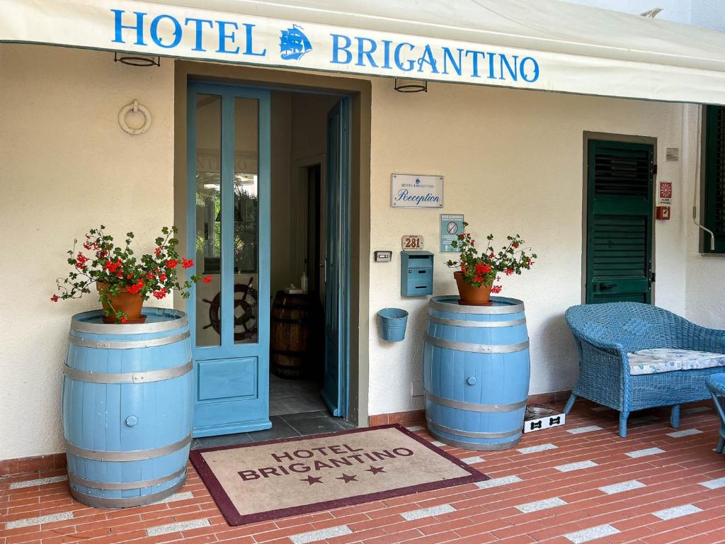 普罗基奥博丽坎缇诺酒店的建筑前有两桶的旅馆入口