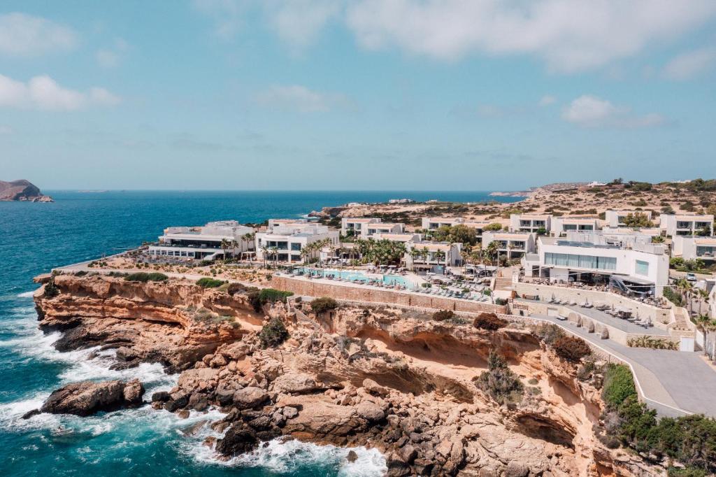 圣何塞7Pines Resort Ibiza, part of Destination by Hyatt的享有毗邻大海的悬崖上的度假村景色