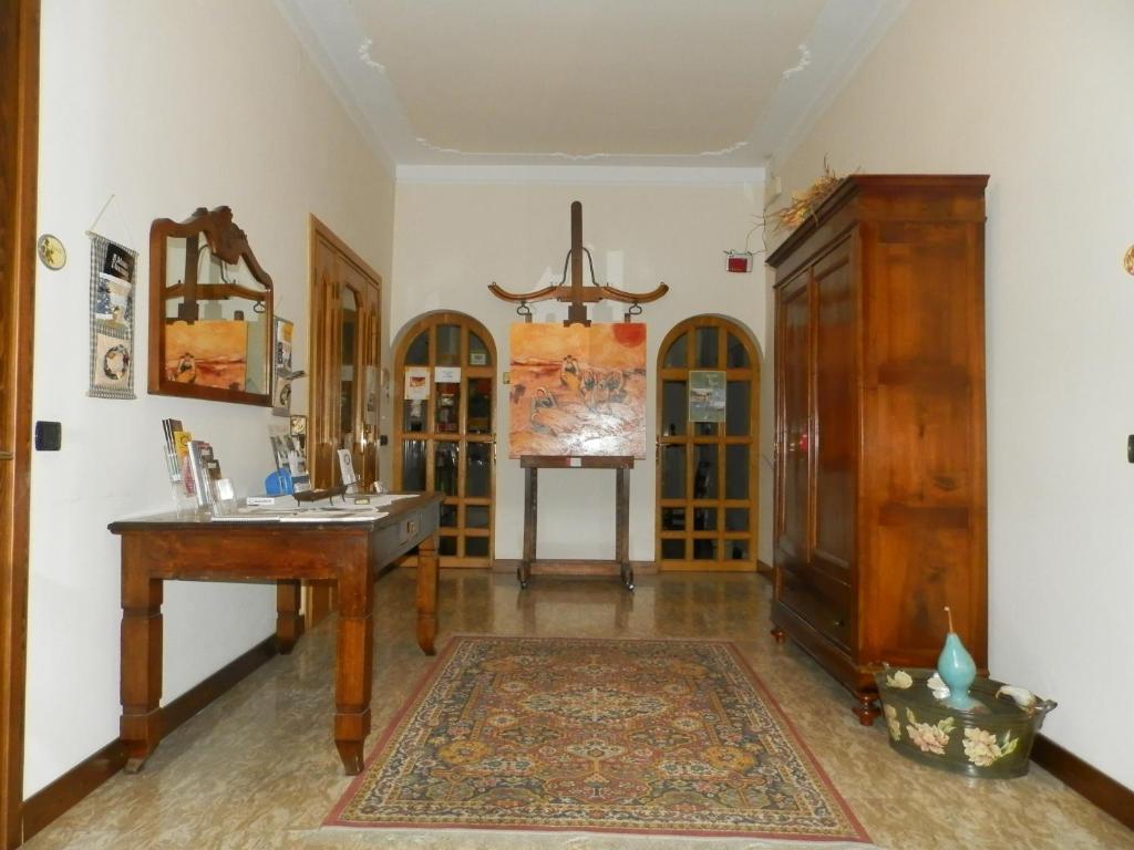 PegognagaAgriturismo Cà Rossa的客房设有木桌和书桌。