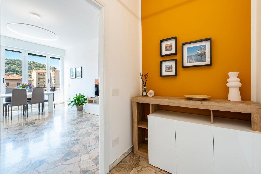 拉韦诺Labiena Lake Maggiore的一间带橙色墙壁的厨房和一间餐厅