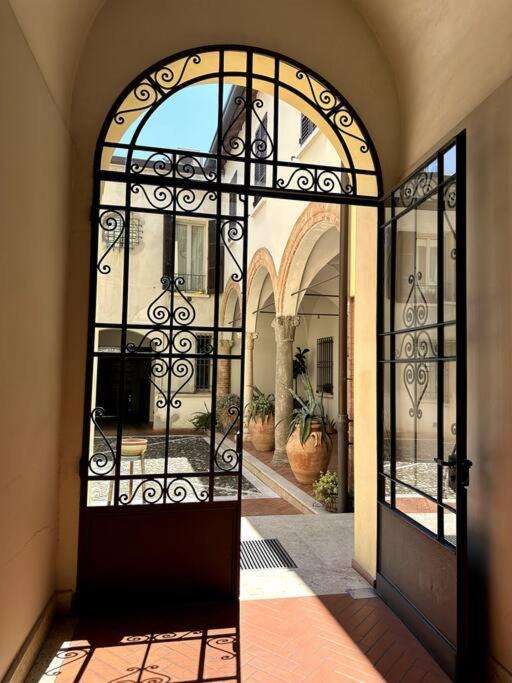 弗利Casa Petrucci centro storico的大楼入口,设有开放式门