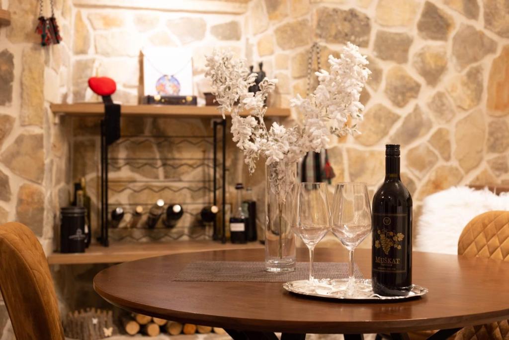 锡尼Madona di Sinj的一张桌子,上面放着一瓶葡萄酒和酒杯