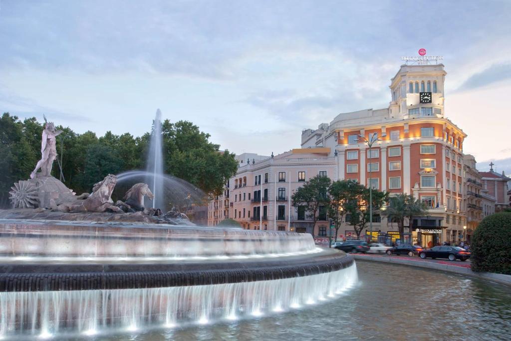 马德里马德里普拉多大道NH精品酒店的城市中心的一个喷泉
