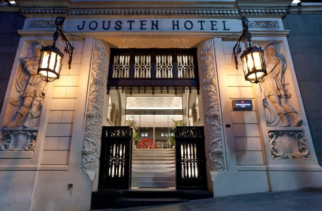 布宜诺斯艾利斯布宜诺斯艾利斯约斯顿NH系列酒店的开玩笑的酒店入口,前方有两盏灯