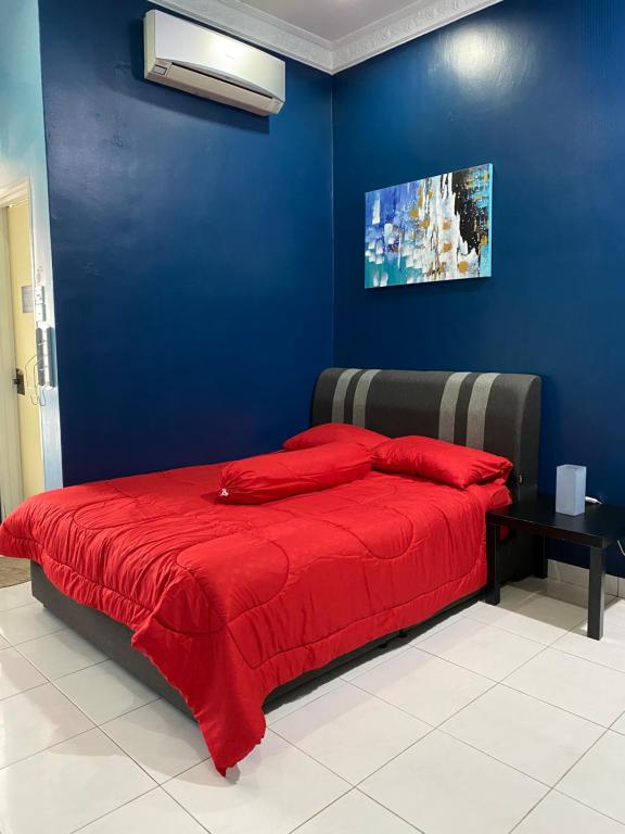 芙蓉DF ZaheenulFitri Homestay (Muslim Homestay)的蓝色卧室,配有一张带红色毯子的床