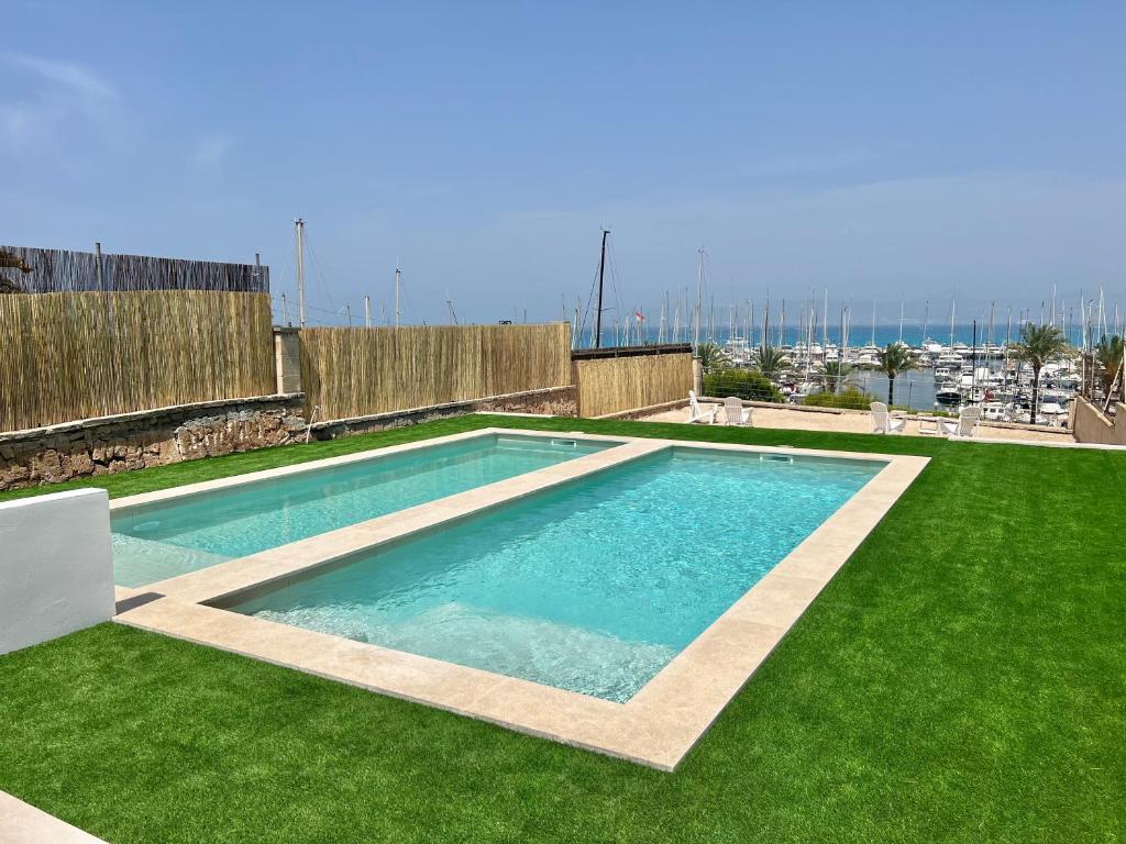 埃尔阿雷纳尔颂韦利达拜克斯度假屋的绿色草地顶部的游泳池