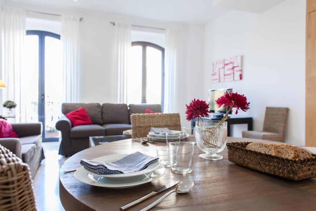 塞维利亚Sevilla Luxury Rentals - Alcazar的客厅配有木桌和沙发