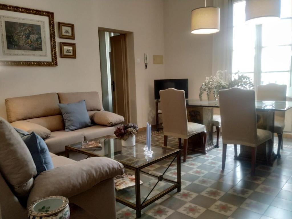 圣卡洛斯拉腊皮塔Alfacs的客厅配有沙发和桌子