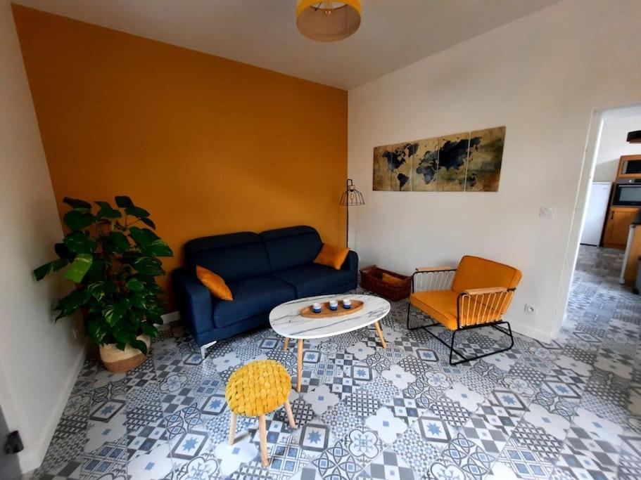 拉弗雷切La Parenthèse Fléchoise, Gîte的客厅配有蓝色的沙发和桌子