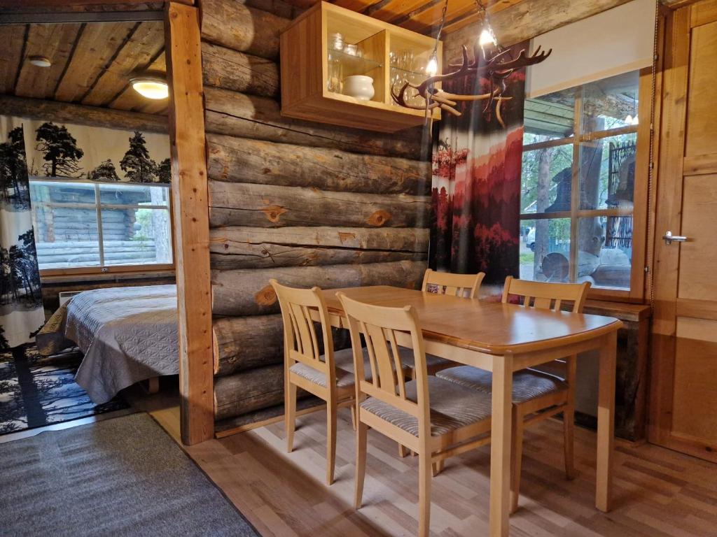 易拉斯加威Korpikelo的一间带桌椅和一张床的用餐室