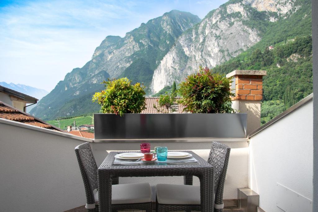 加尔达湖滨Charming Loft Lake Garda的山景阳台上的桌子