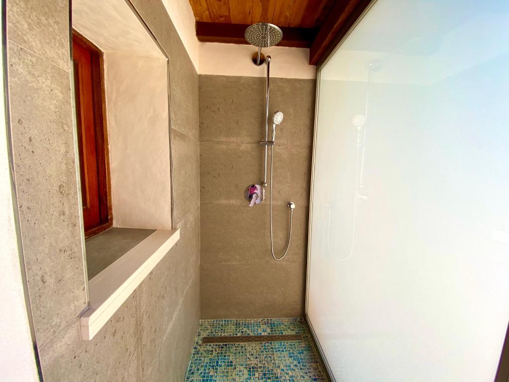 卡拉索纳CAN DAMIA 3的带淋浴的浴室,带玻璃门