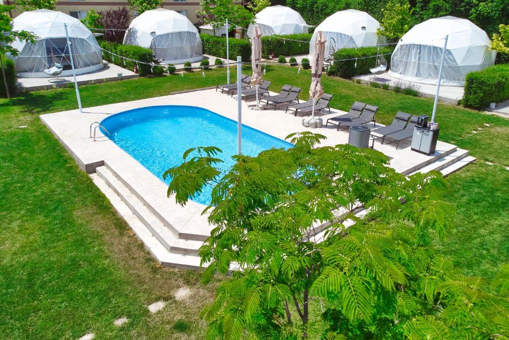 科斯蒂内什蒂Seagloo Glamping - Adults Only的圆顶庭院中游泳池的形象